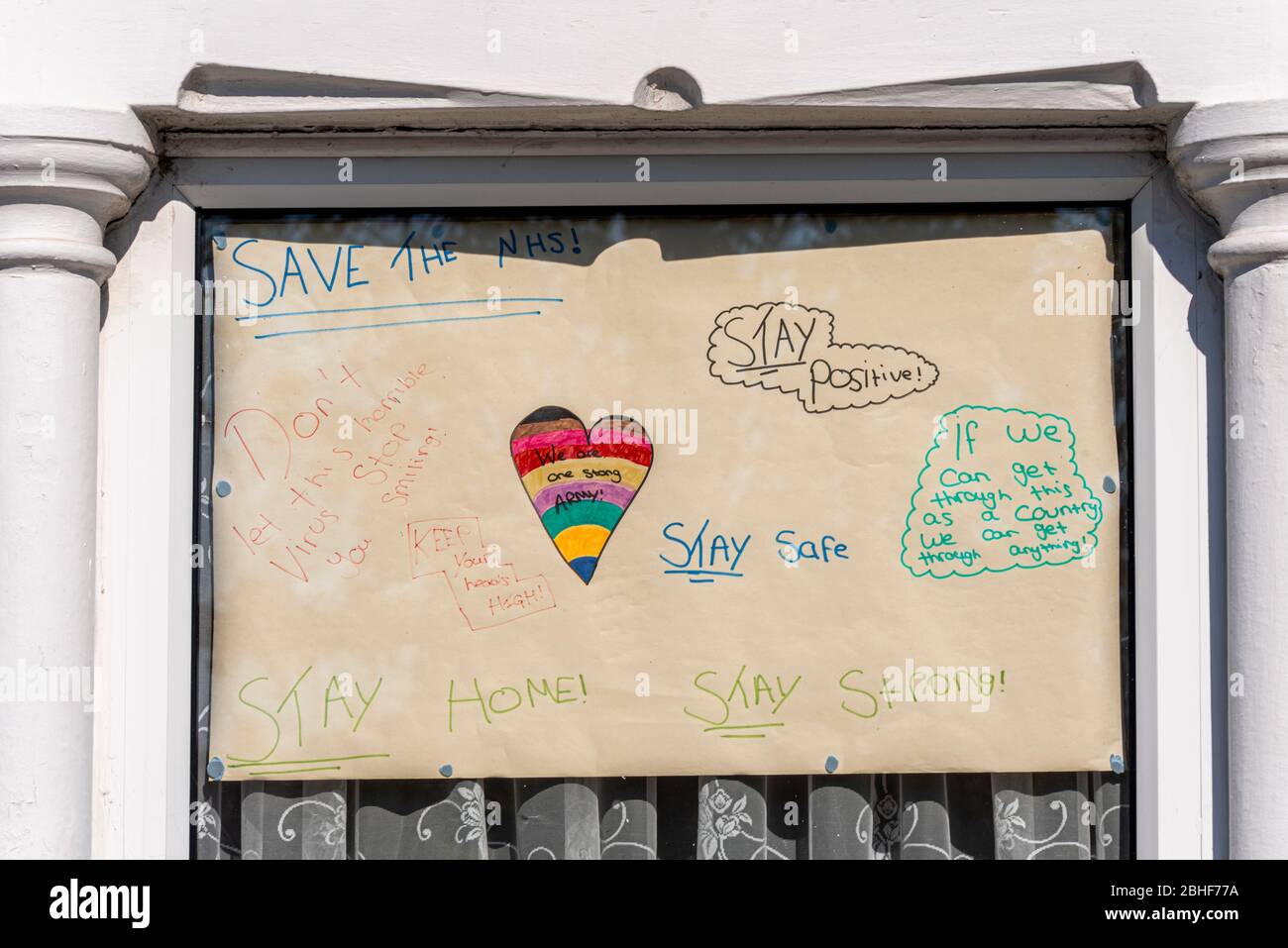 Messaggi finestra durante il COVID-19 periodo di epidemia di coronavirus, Southend on Sea, Essex, UK. Rimani positivo, stare al sicuro, a casa, forte, salvare NHS Foto Stock