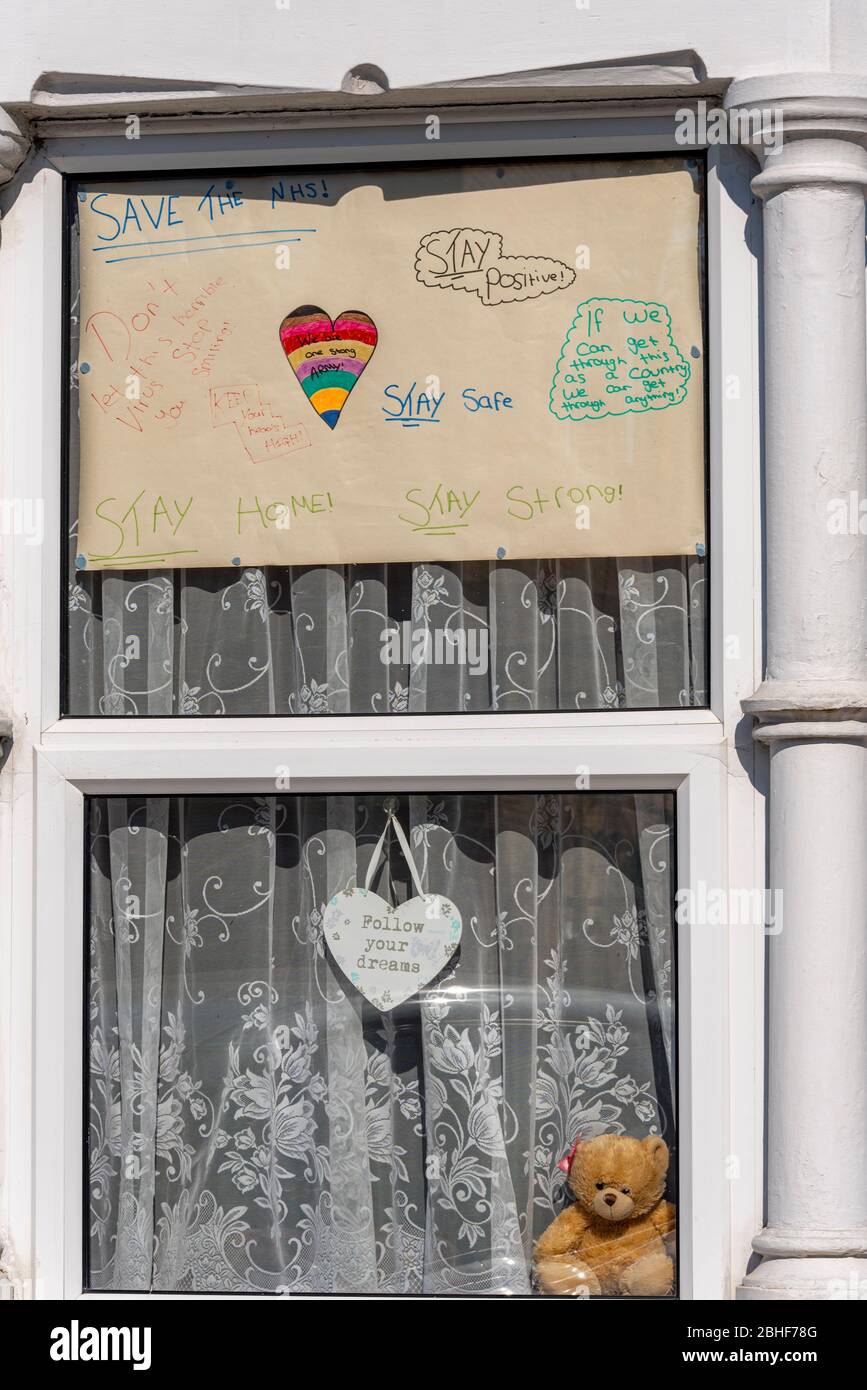 Messaggi finestra durante il COVID-19 periodo di epidemia di coronavirus, Southend on Sea, Essex, UK. Rimani positivo, stare al sicuro, a casa, forte, salvare NHS Foto Stock