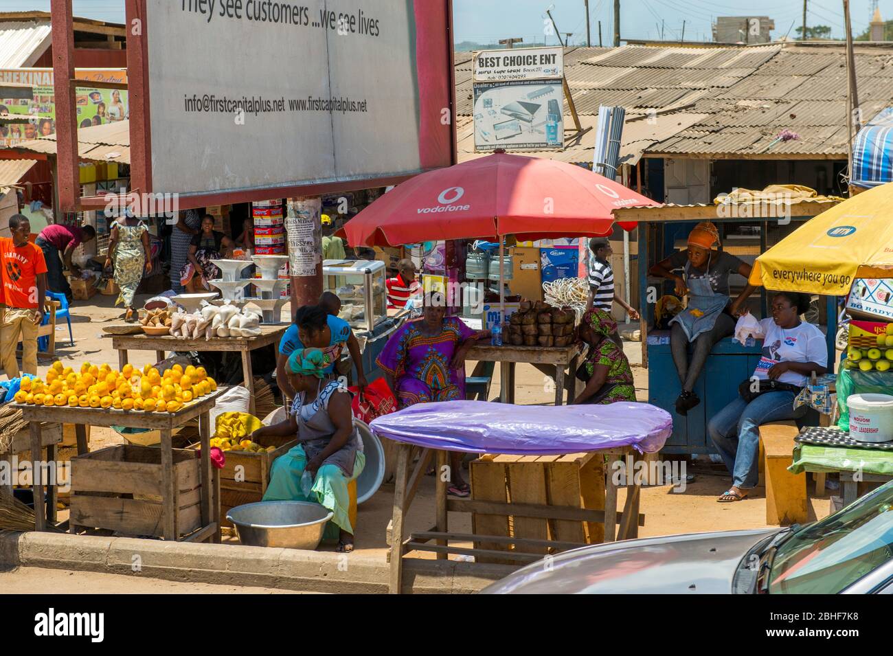 La strada di Elmina, città e capitale del distretto di Komenda/Edina/Eguafo/Abirem, sulla costa meridionale del Ghana meridionale nella regione centrale, Foto Stock