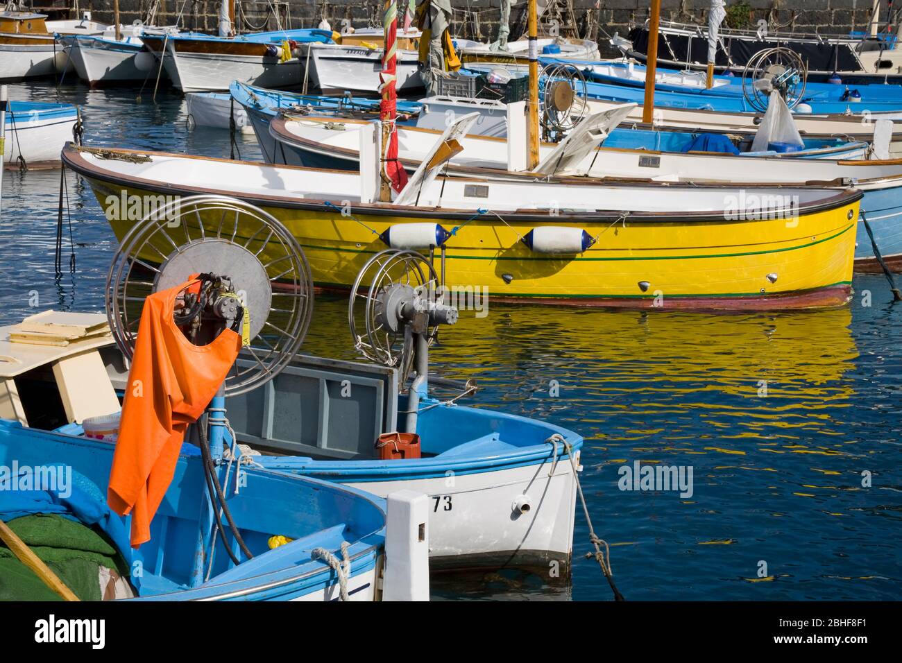 Barche da pesca nel porto di Marina Grande, isola di Capri, Golfo di Napoli, Italia, Europa Foto Stock