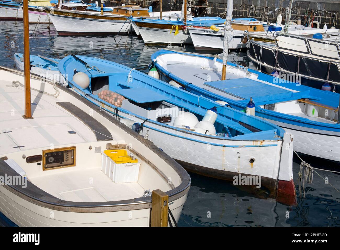 Barche da pesca nel porto di Marina Grande, isola di Capri, Golfo di Napoli, Italia, Europa Foto Stock