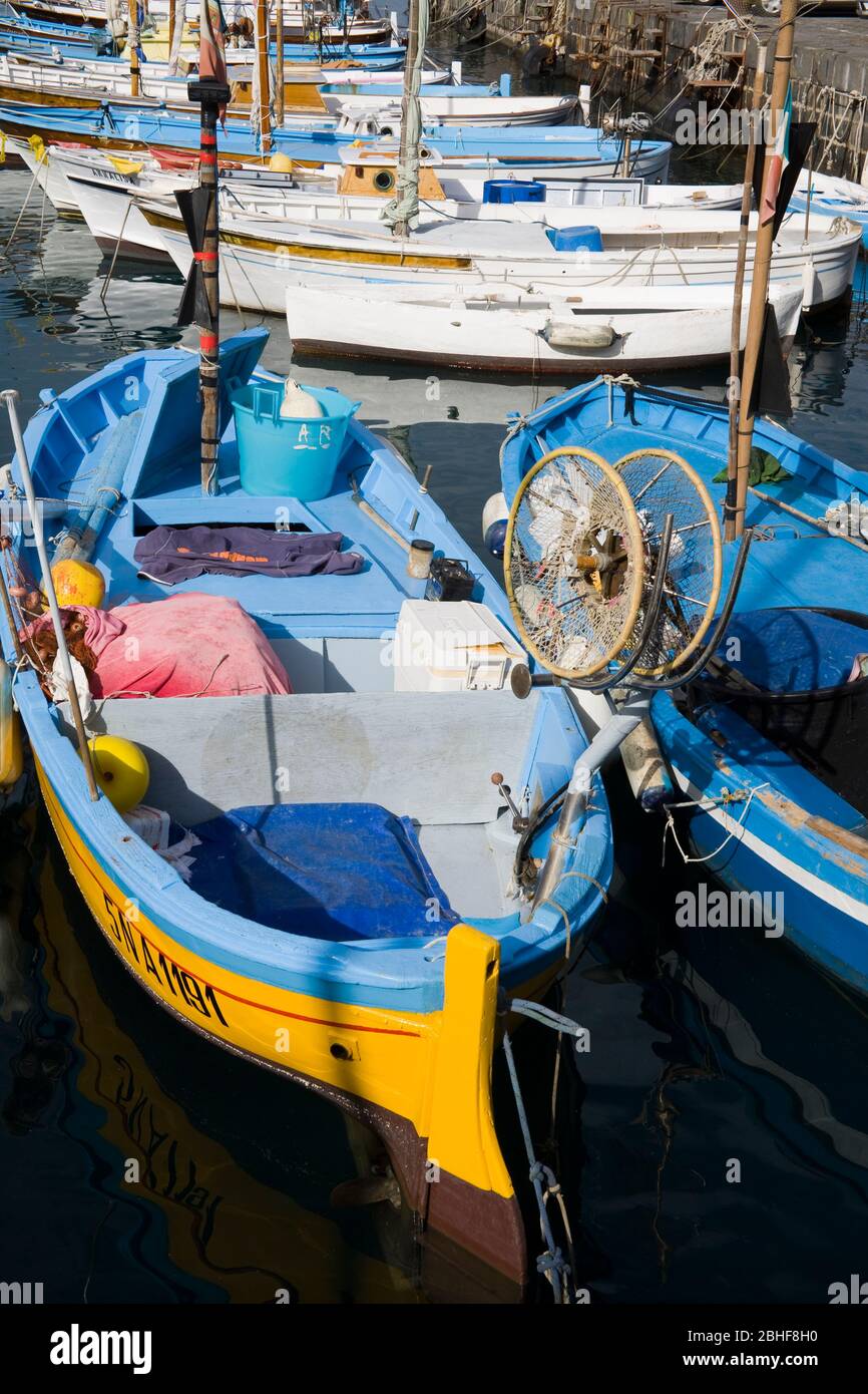 Barche da pesca nel porto di Marina Grande, isola di Capri, Golfo di Napoli, Italia, Europa Foto Stock