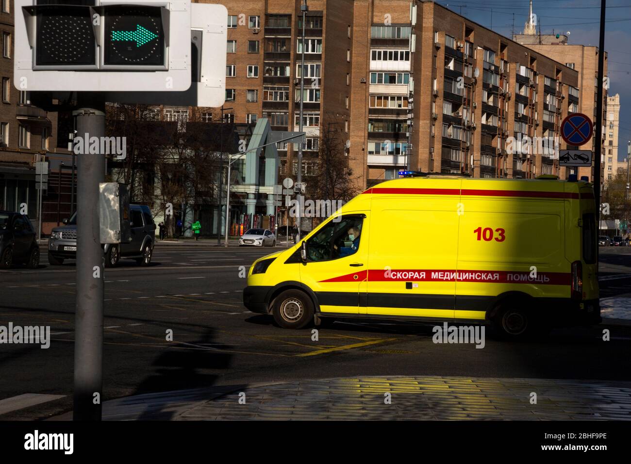 Mosca, Russia. 23 aprile 2020. L'ambulanza corre verso un paziente sulla prospettiva Kutuzovsky nel centro di Mosca, Russia Foto Stock