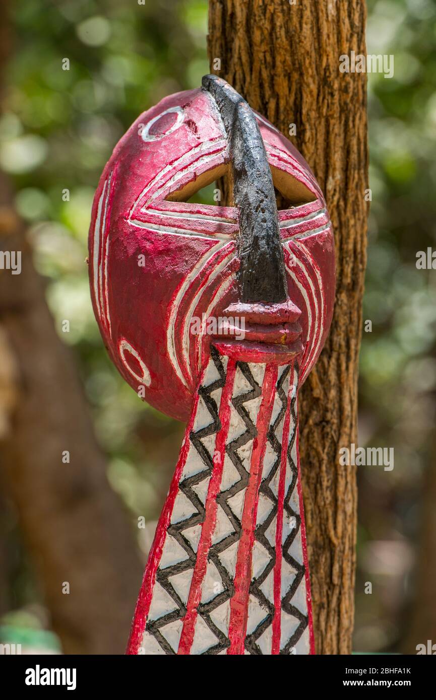 Maschera di legno a Makasutu Cutlure Forest in Gambia. Foto Stock