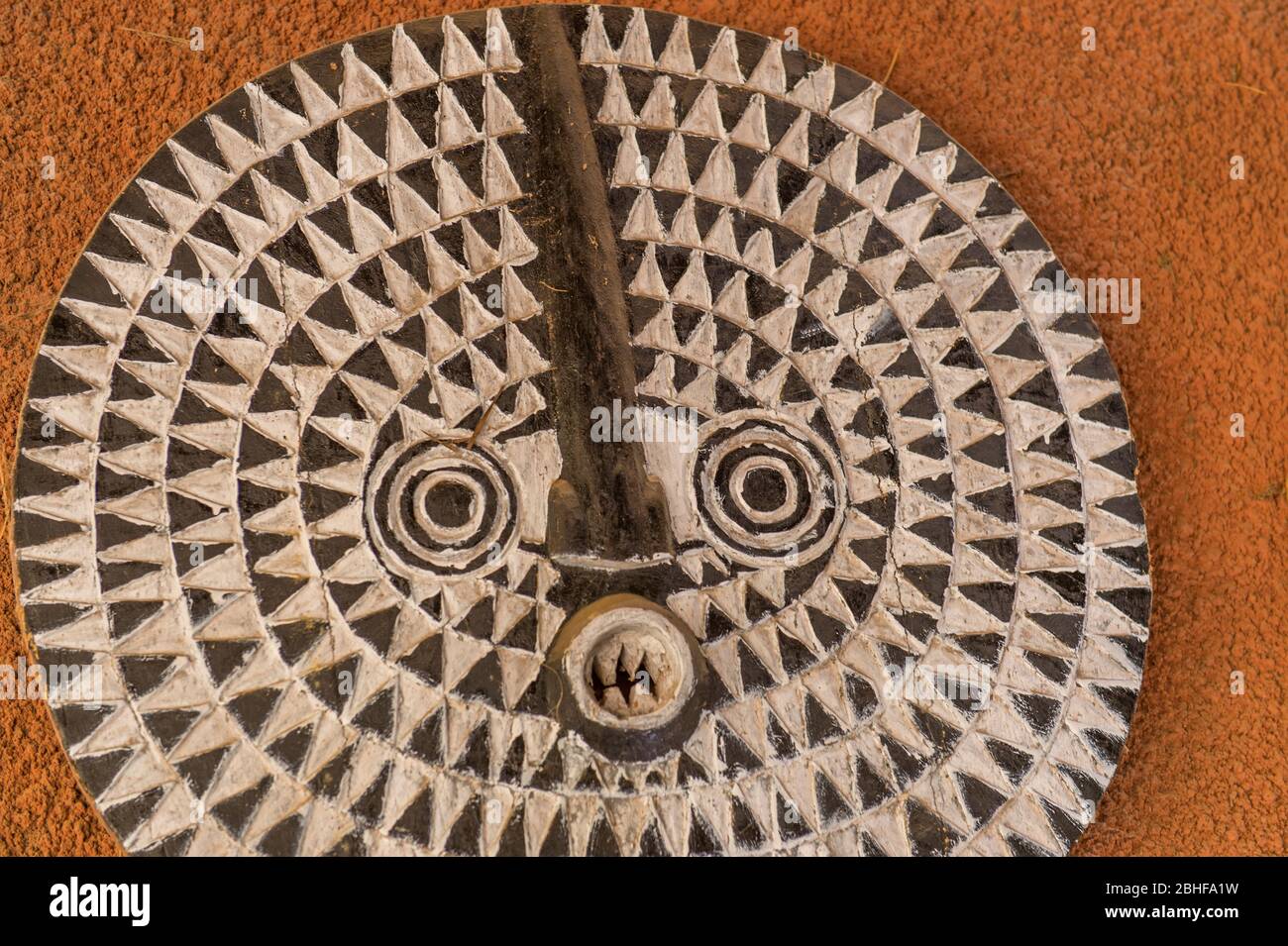 Maschera di legno a Makasutu Cutlure Forest in Gambia. Foto Stock