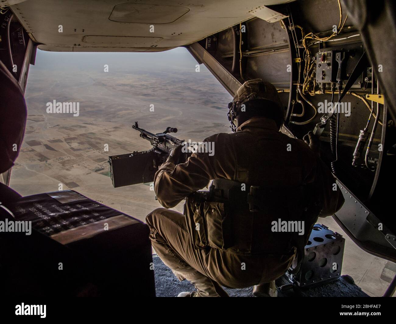 Helmand, Afghanistan - Gennaio 2013: Sparatutto a rampa su un Marines Osprey americano che sorvola Helmand Foto Stock