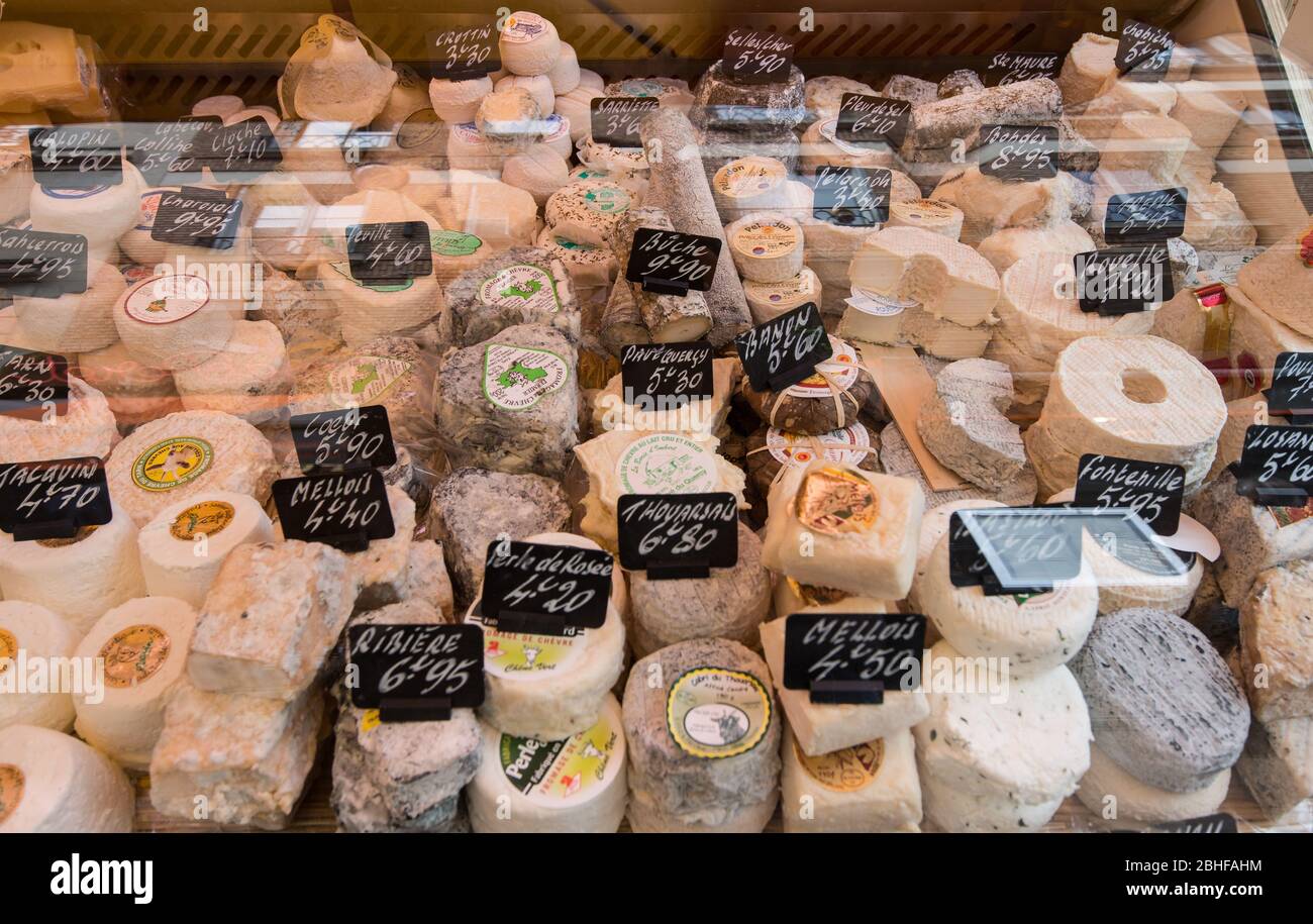 Parigi, Francia - Macr 2013: Grande ardesia di formaggi di capra in vendita a Parigi Foto Stock