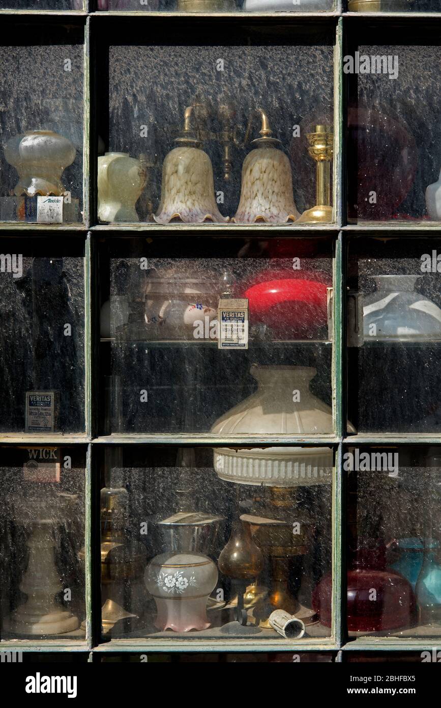Esposizione di lampade antiche nella finestra di MR Purves Lamp Emporium, St Stephen Street, Edimburgo. Foto Stock