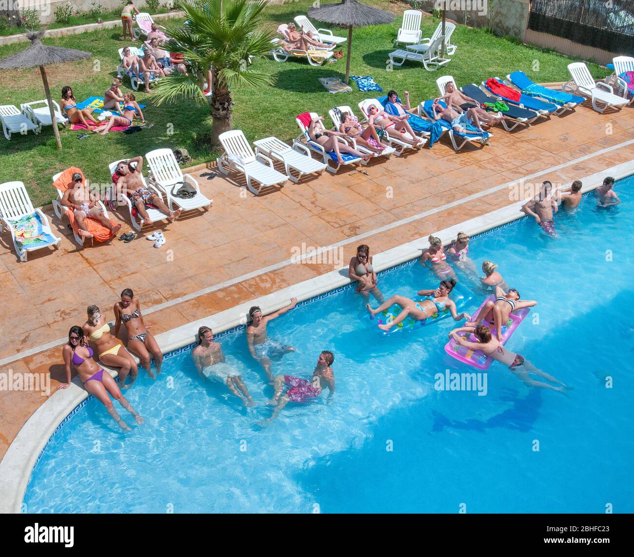 Giovani vacanzieri che si rilassano nella piscina dell'hotel, San Antonio, Ibiza, Baleari, Spagna Foto Stock