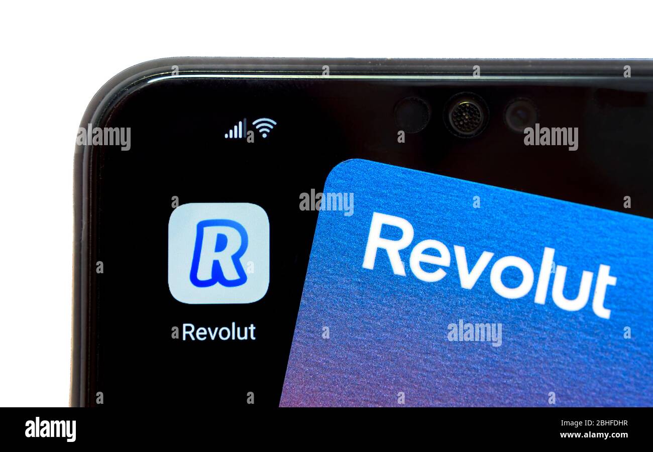 Stone / Regno Unito - Aprile 14 2020: La nuova scheda Revolut ridisegnata si trova sopra lo smartphone con l'app Revolut. Concetto di mobile banking. Foto Stock