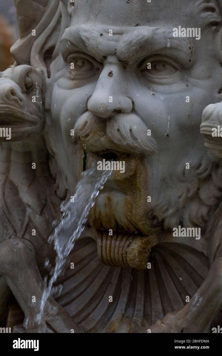Primo piano delle fontane barocche in Piazza Navona. Roma, Italia Foto Stock