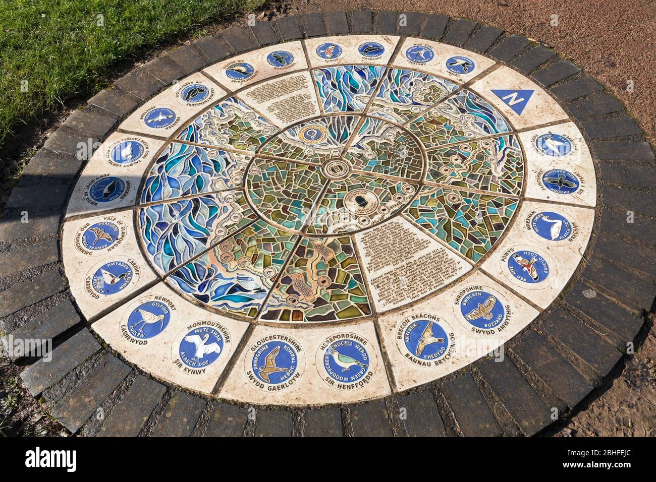Mosaico che descrive il Wales Coast Path e il Dyke Trail di Offa, Chepstow, Wales, UK Foto Stock