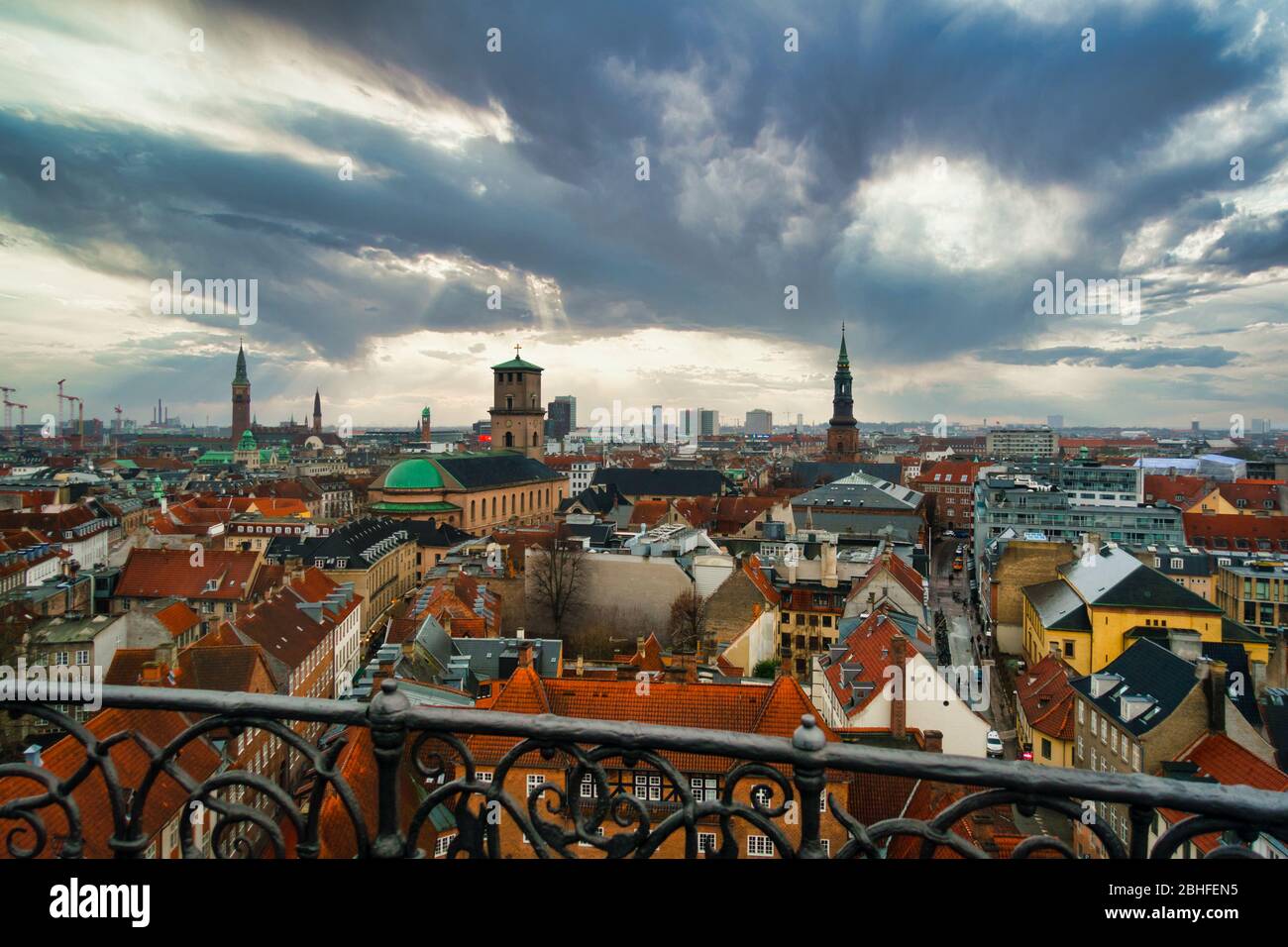 Il paesaggio urbano di Copenaghen è stato girato dalla torre di Christiansborg con torri della chiesa e la città interna visibili. Antenna. Cielo spettacolare con nuvole scure. Nessuna gente Foto Stock