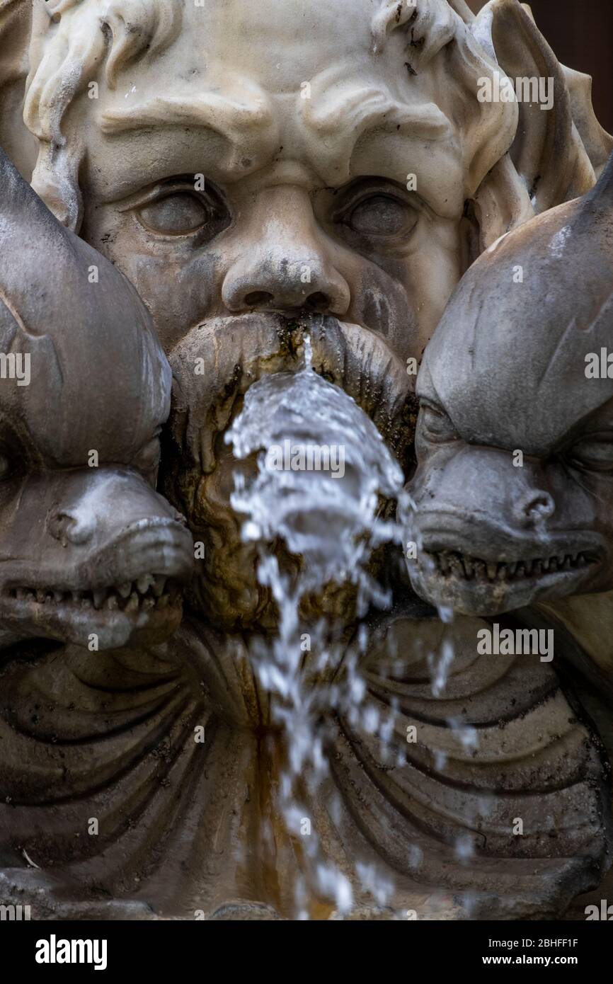 Primo piano delle fontane barocche in Piazza Navona. Roma, Italia Foto Stock