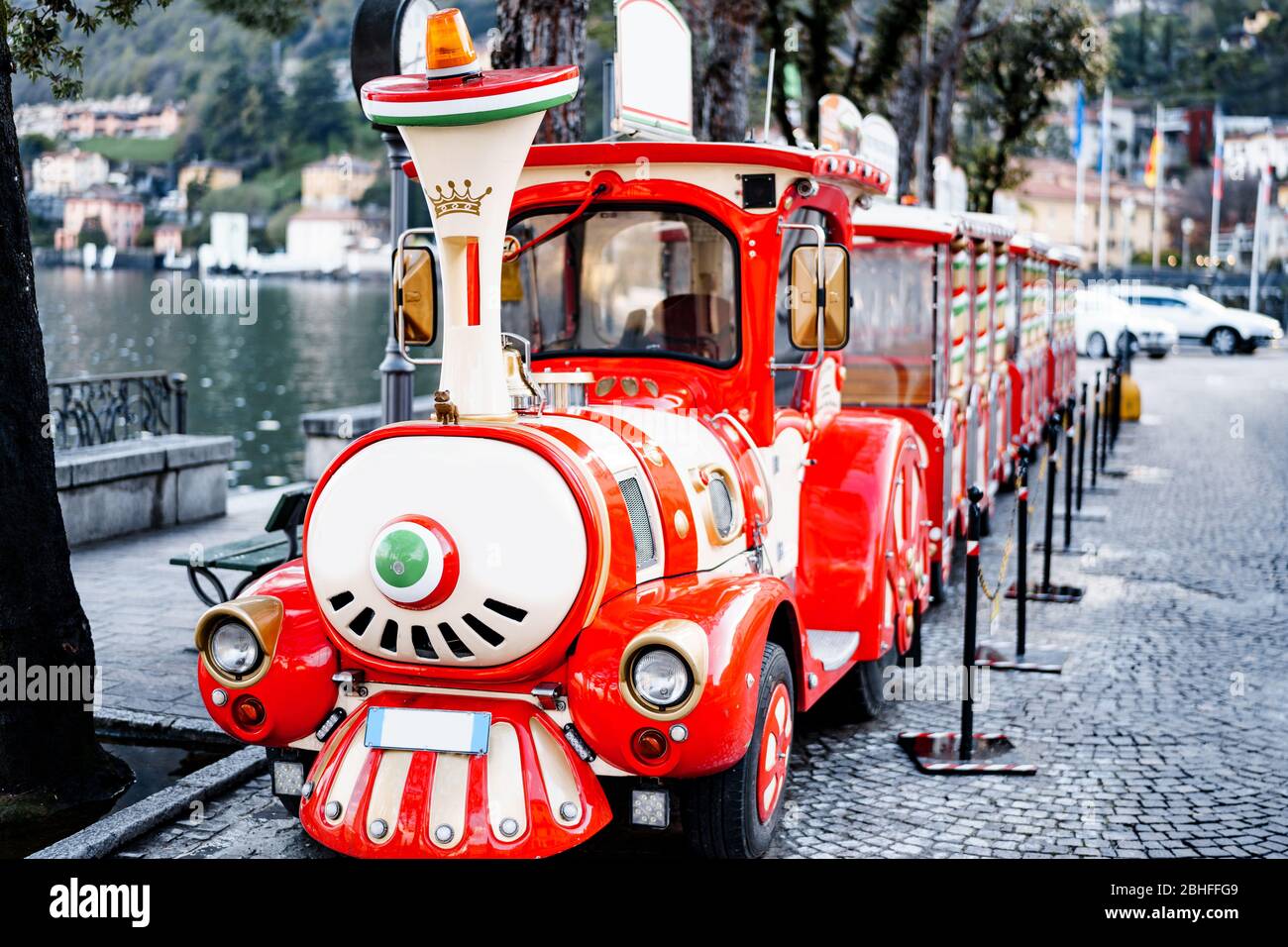COMO, ITALIA - 13 APRILE 2018: Locomotiva turistica per bambini rossa sul Lago di Como in Italia Foto Stock
