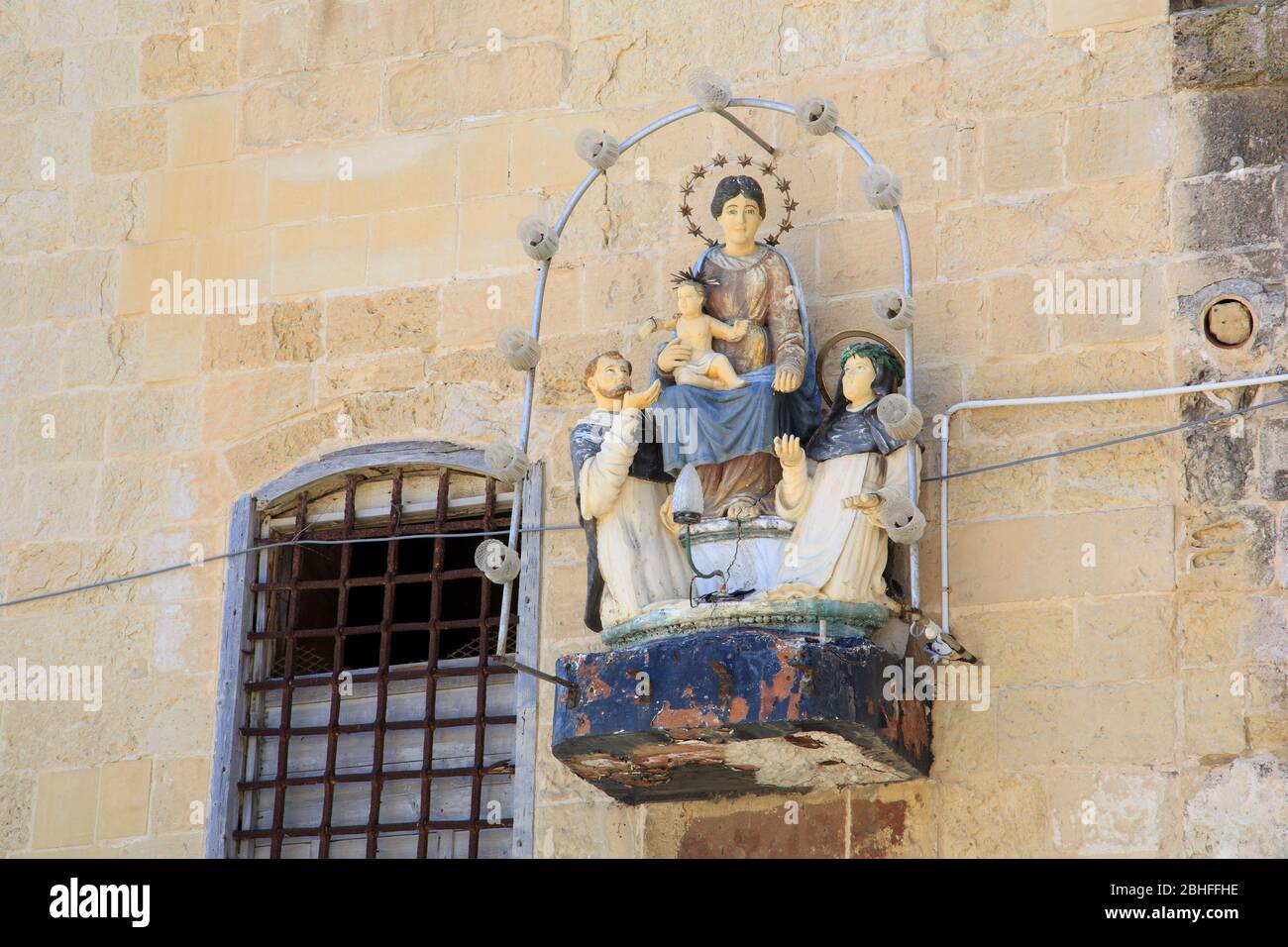 Statua religiosa vicino a Fort St. Elmo, Valletta, Malta, Europa Foto Stock
