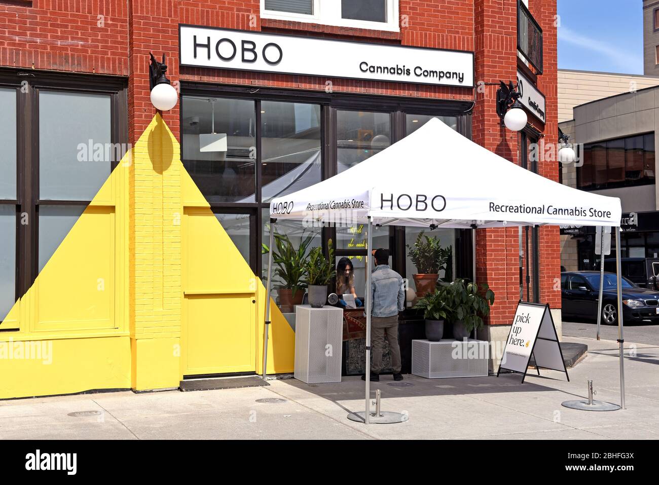 Il cliente ritira l'ordine dal negozio di hobo Recreational Cannabis nel mercato, poiché i negozi di Cannabis hanno ordinato di fermarsi nelle vendite del negozio a causa di un blocco di sicurezza Foto Stock