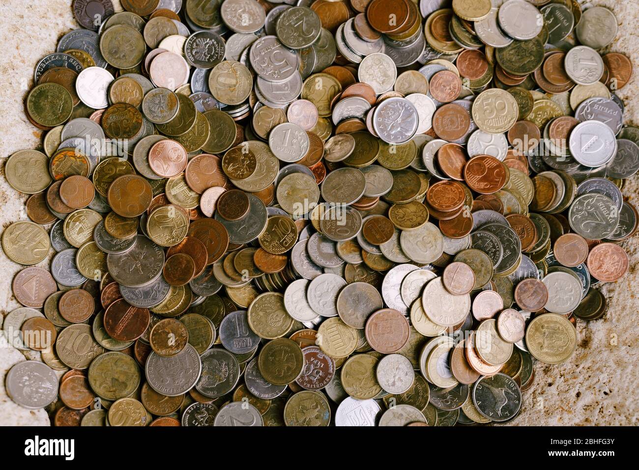 Struttura a moneta. Monete da paesi diversi. Un mucchio grande di penny. Foto Stock