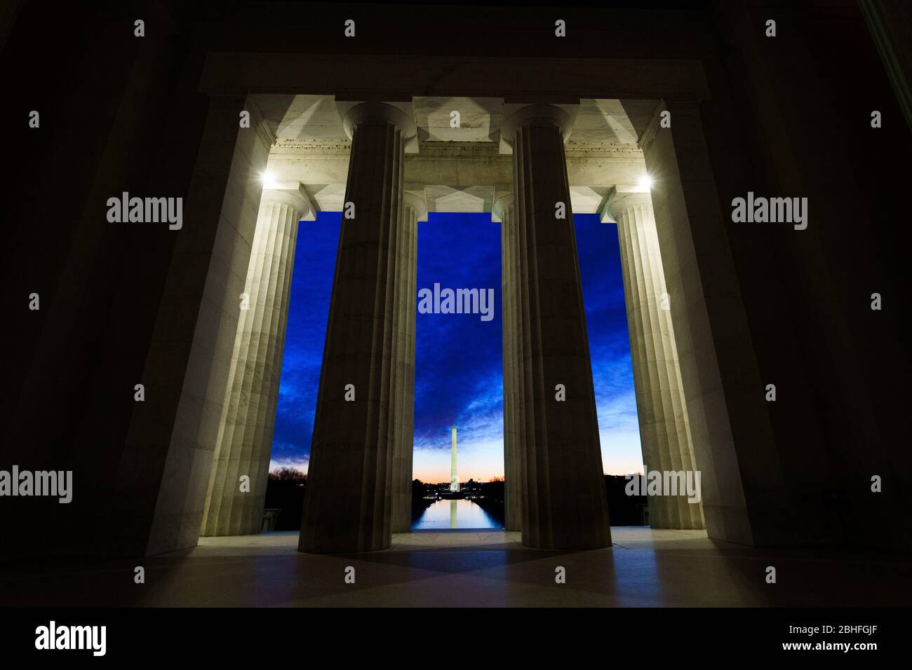 Washington, DC, USA - 3 febbraio 2020: Washington Monument attraverso Lincoln Memorial all'ora blu Foto Stock