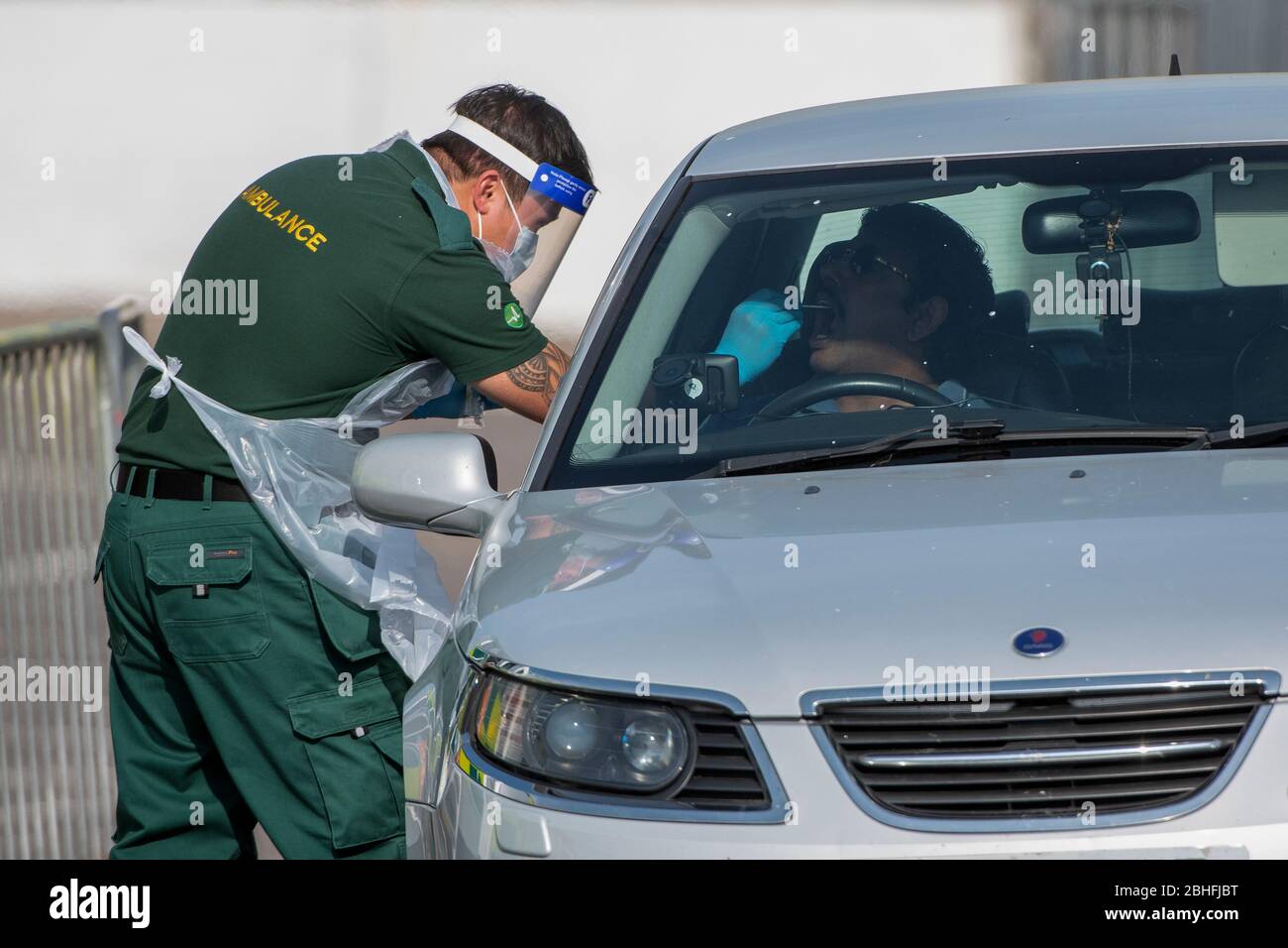 Un uomo viene inghiottito per un test di coronavirus a un drive attraverso la stazione di test presso lo stadio Ashton Gate a Bristol, Regno Unito Foto Stock