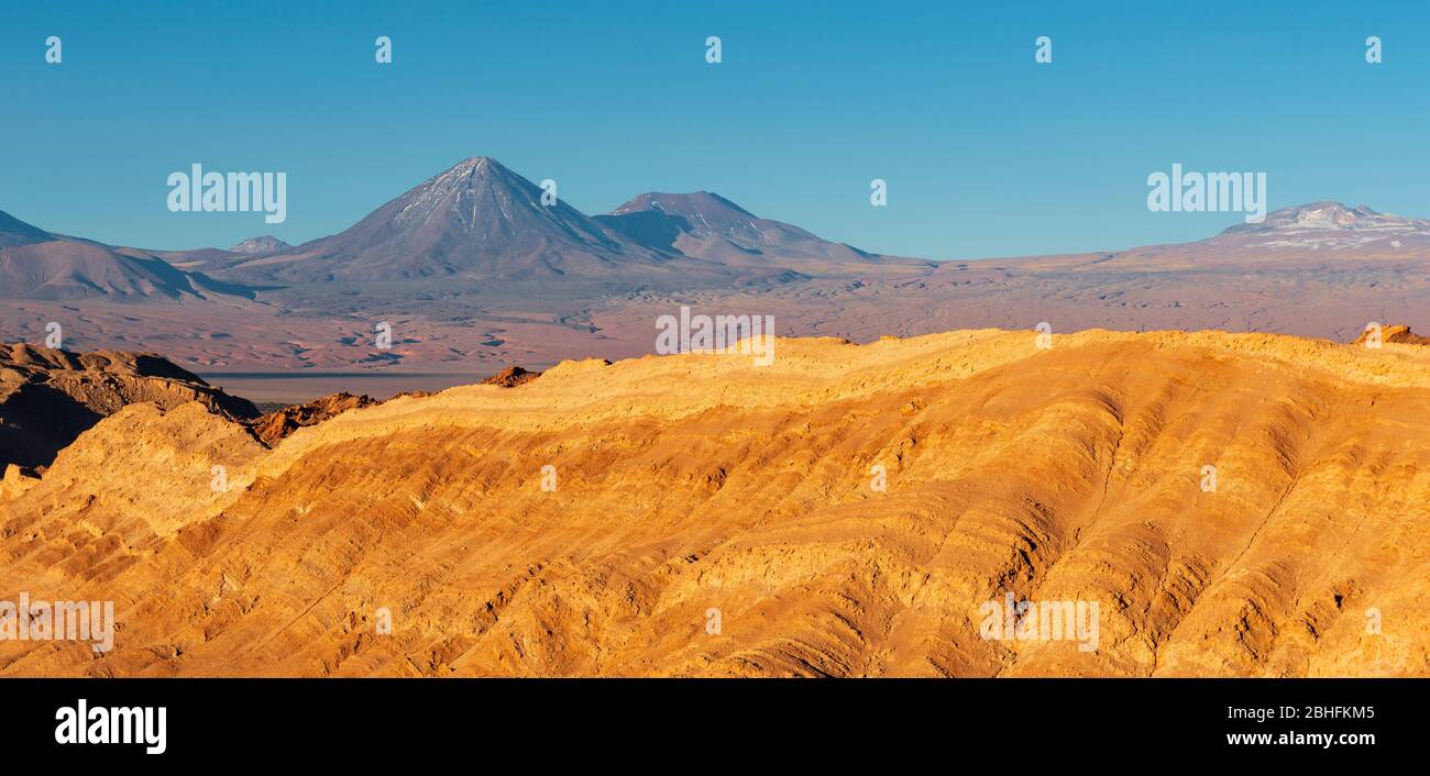 Tramonto nel deserto di Atacama con la Valle della Luna (Valle de la Luna) e il vulcano Licancabur, Cile. Foto Stock
