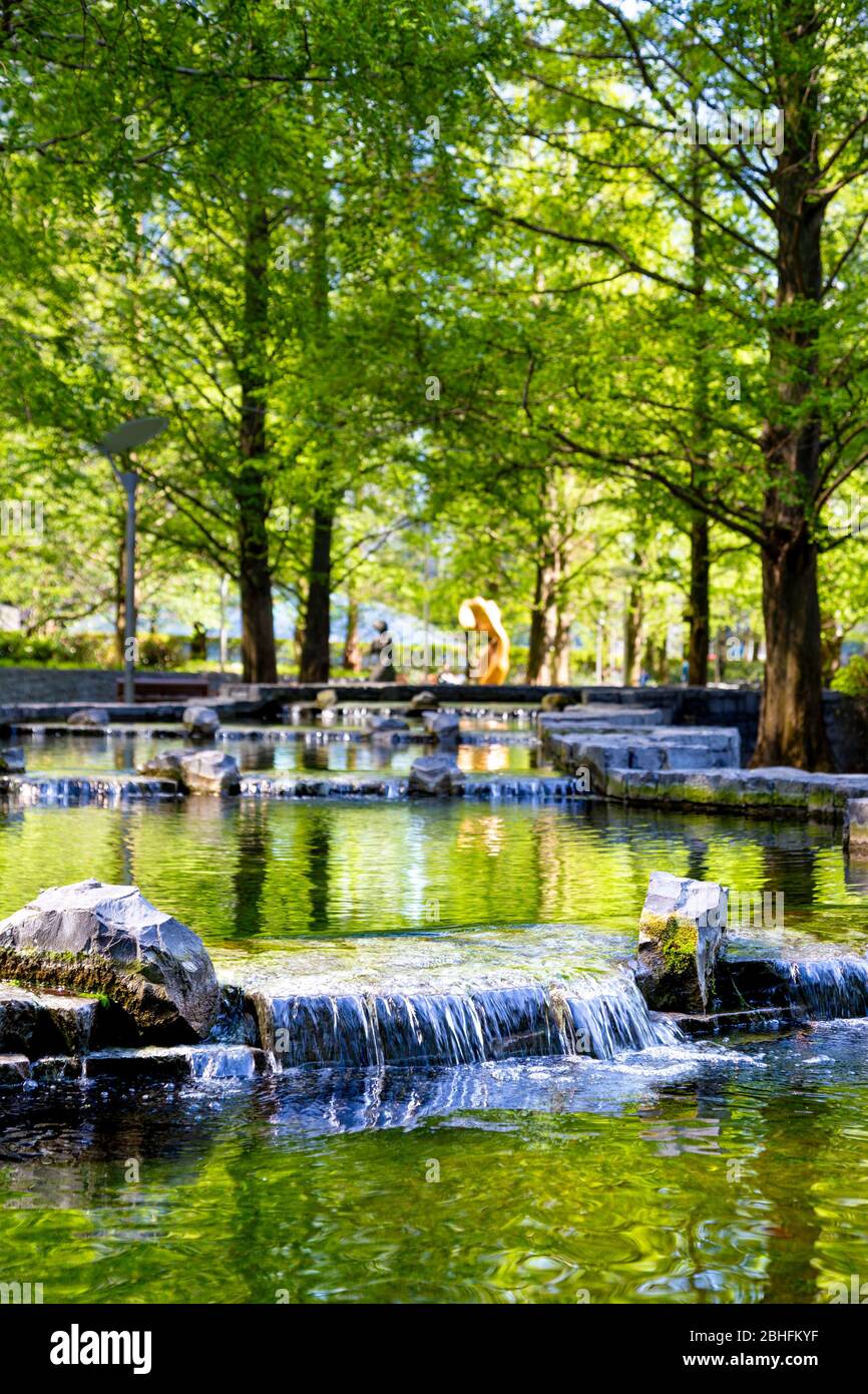 Fontana con cascata al Jubilee Park a Canary Wharf, Londra, Regno Unito Foto Stock