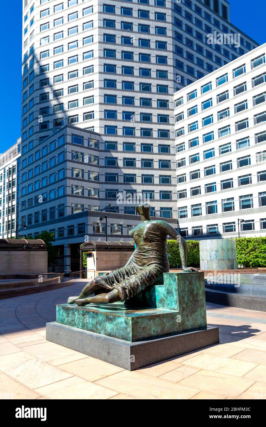 'Stupred Seared Woman' (1957-58) di Henry Moore, Canary Wharf, Londra, Regno Unito Foto Stock