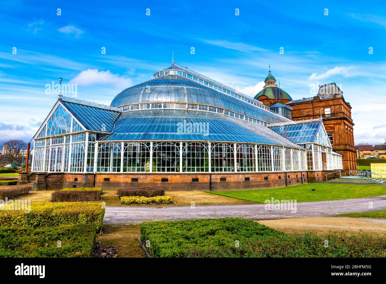 Esterno del Palazzo del Popolo e dell'edificio dei Giardini d'Inverno che ospita piante esotiche, Glasgow, Scozia, Regno Unito Foto Stock
