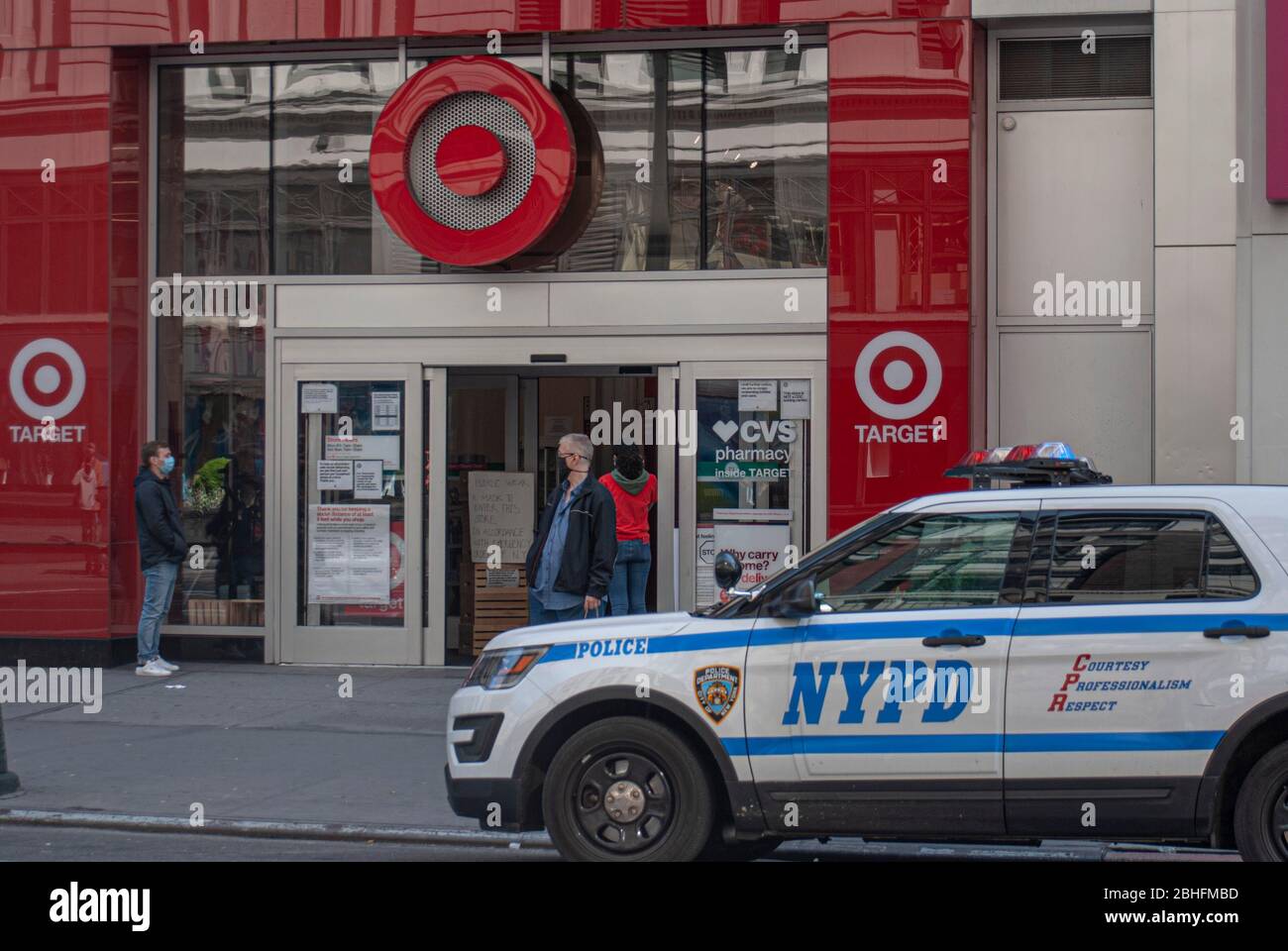 I newyorkesi attendono in coda a Target a New York City durante la pandemia COVID-19. Foto Stock