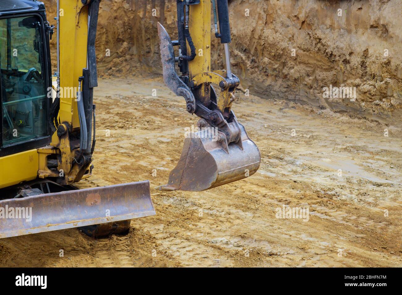 Fondazione del cantiere con escavatore su escavatori di pale di sottosuolo Foto Stock