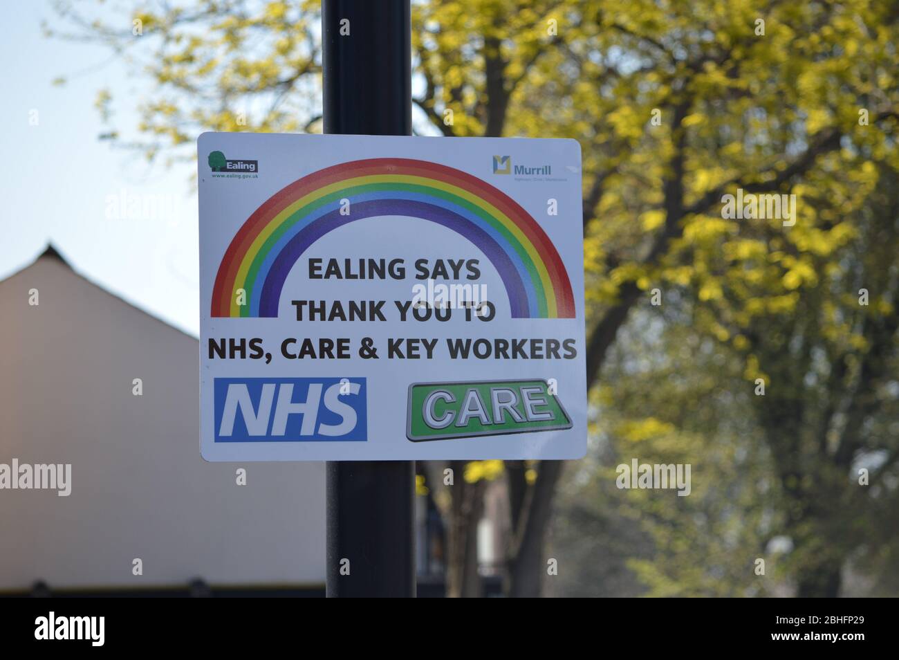 Londra, Regno Unito. 25 aprile 2020. Un messaggio da Ealing council che ringrazia il NHS, Care & Key Workers durante la pandemia del coronavirus. Foto Stock