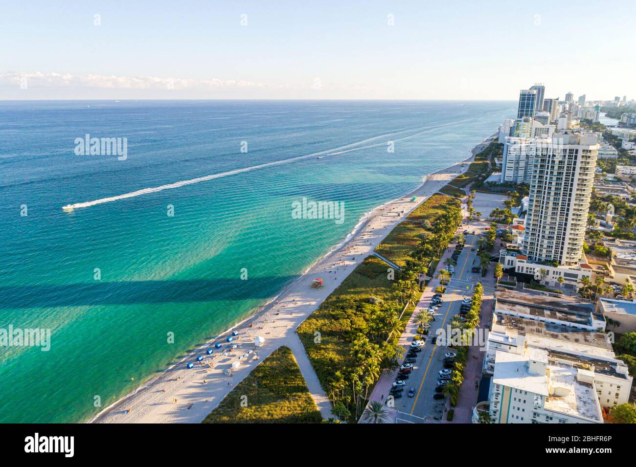 Miami Beach Florida, Oceano Atlantico, pubblico, vista aerea dall'alto, North Beach, surf d'acqua di sabbia, alti edifici residenziali condominiali, FL191208d01 Foto Stock
