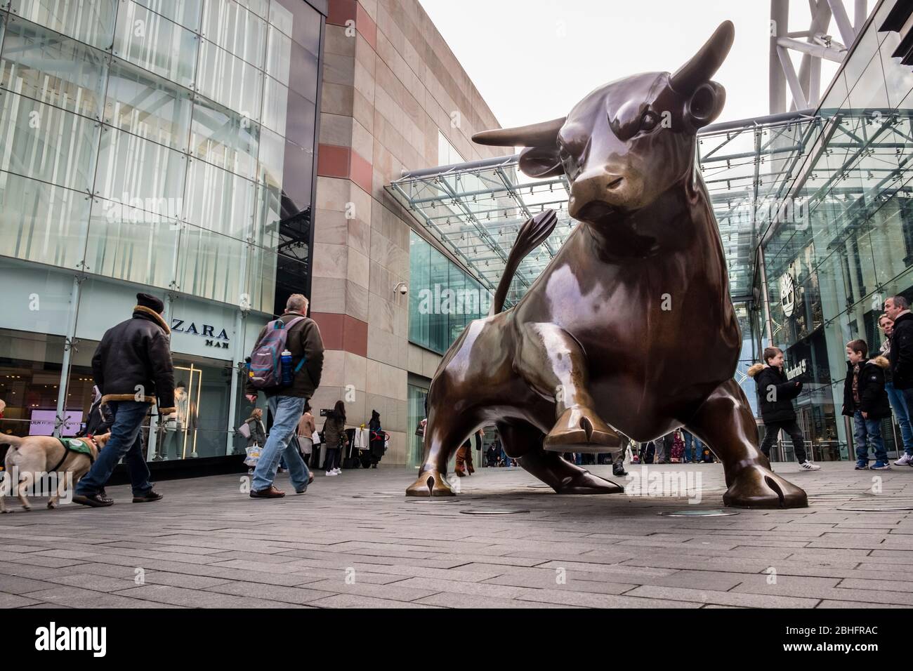 The Guardian - The Bull - scultura in bronzo nel centro commerciale Bull Ring, Birmingham Foto Stock