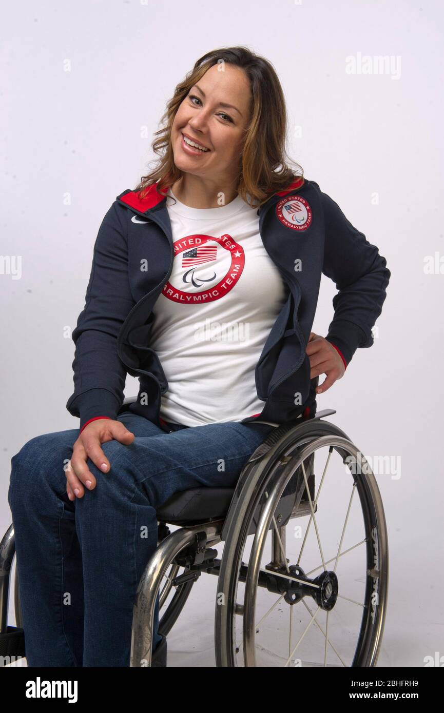 Alana Nichols, giocatore di basket Paralimpico, si pone in sedia a rotelle durante il Team USA Media Summit di Dallas, Texas, in anticipo rispetto alle Olimpiadi di Londra del 2012. 14 maggio 2012 ©Bob Daemmrich Foto Stock