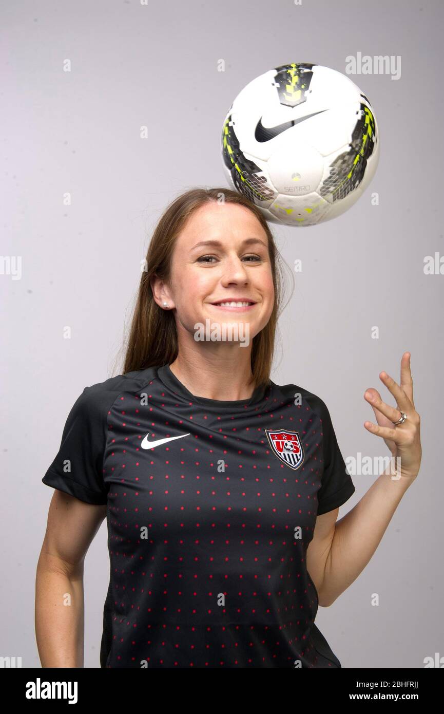 La star olimpica del calcio Heather o'Reilly si pone durante il Team USA Media Summit di Dallas, TX, in anticipo rispetto alle Olimpiadi di Londra del 2012. 14 maggio 2012 ©Bob Daemmrich Foto Stock