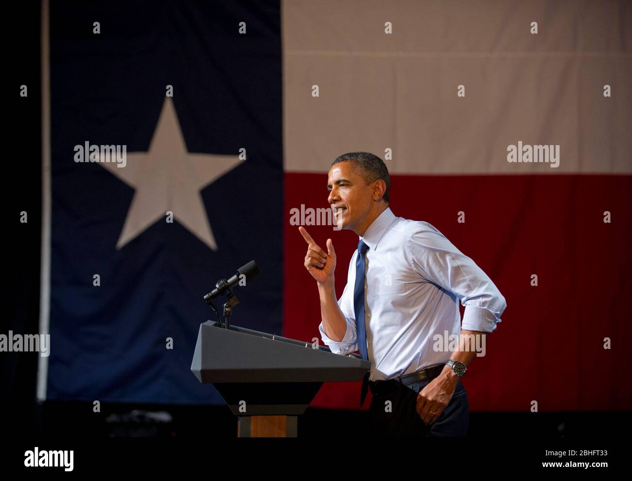 Austin Texas USA, luglio 17 2012: USA Il presidente Barack Obama fa una sosta per la campagna in Texas martedì sera presso la Austin Music Hall, raccontando ai sostenitori dei suoi risultati, mentre sbattono le politiche di immigrazione del rivale Mitt Romney che egli ritiene sarebbe negativo per il paese. ©Bob Daemmrich Foto Stock