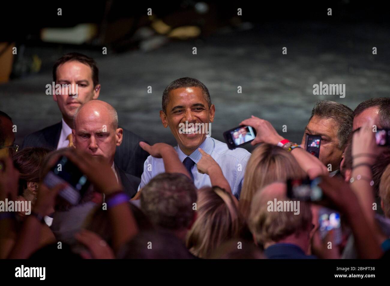 Austin Texas USA, luglio 17 2012: Circondato da agenti di Servizio segreti, Stati Uniti Il presidente Barack Obama cammina attraverso la folla verso il palco durante una sosta per la campagna texana presso l'Austin Music Hall. Ha detto ai sostenitori dei suoi risultati, mentre sbatteva le politiche di immigrazione del rivale Mitt Romney, che ritiene che sarebbe stato negativo per il paese. ©Bob Daemmrich Foto Stock