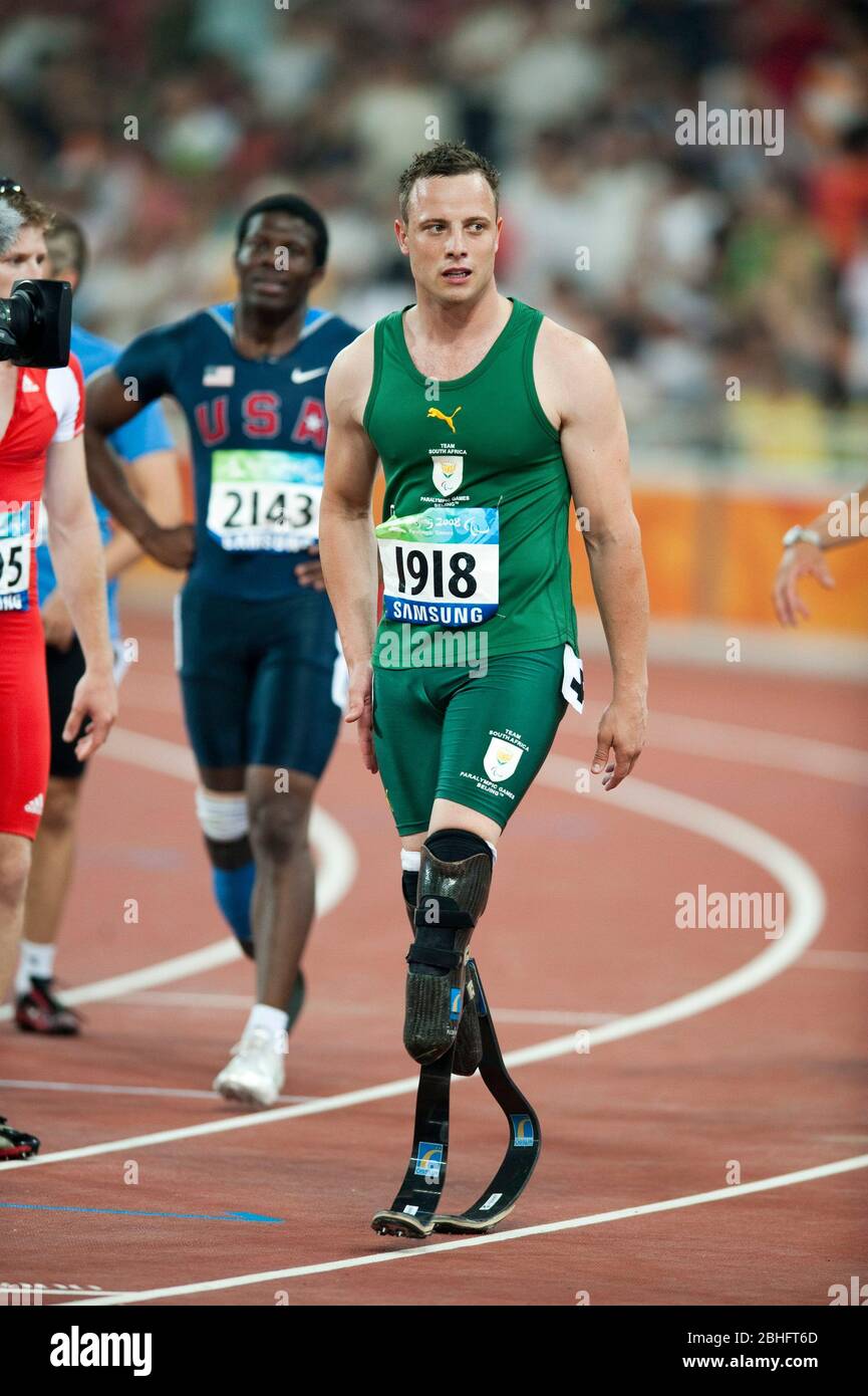 Pechino, Cina 8 settembre 2008: Secondo giorno di atletica al Nido degli Uccelli durante le Paralimpiadi Oscar Pistorius del Sud Africa (1918) cammina dopo aver vinto il suo calore nel uomini T44 100 metri. ©Bob Daemmrich Foto Stock