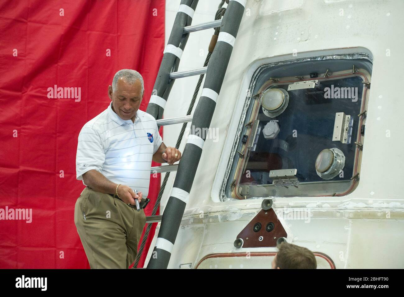 McGregor, Texas USA, 13 giugno 2012: L'amministratore della NASA Charles Bolden afferra una torcia elettrica per guardare all'interno della capsula privata del Dragon che è tornata sulla terra il 31st maggio dopo aver consegnato le forniture alla Stazione spaziale Internazionale. Bolden volò quattro missioni sulle navette spaziali della NASA. ©Bob Daemmrich Foto Stock