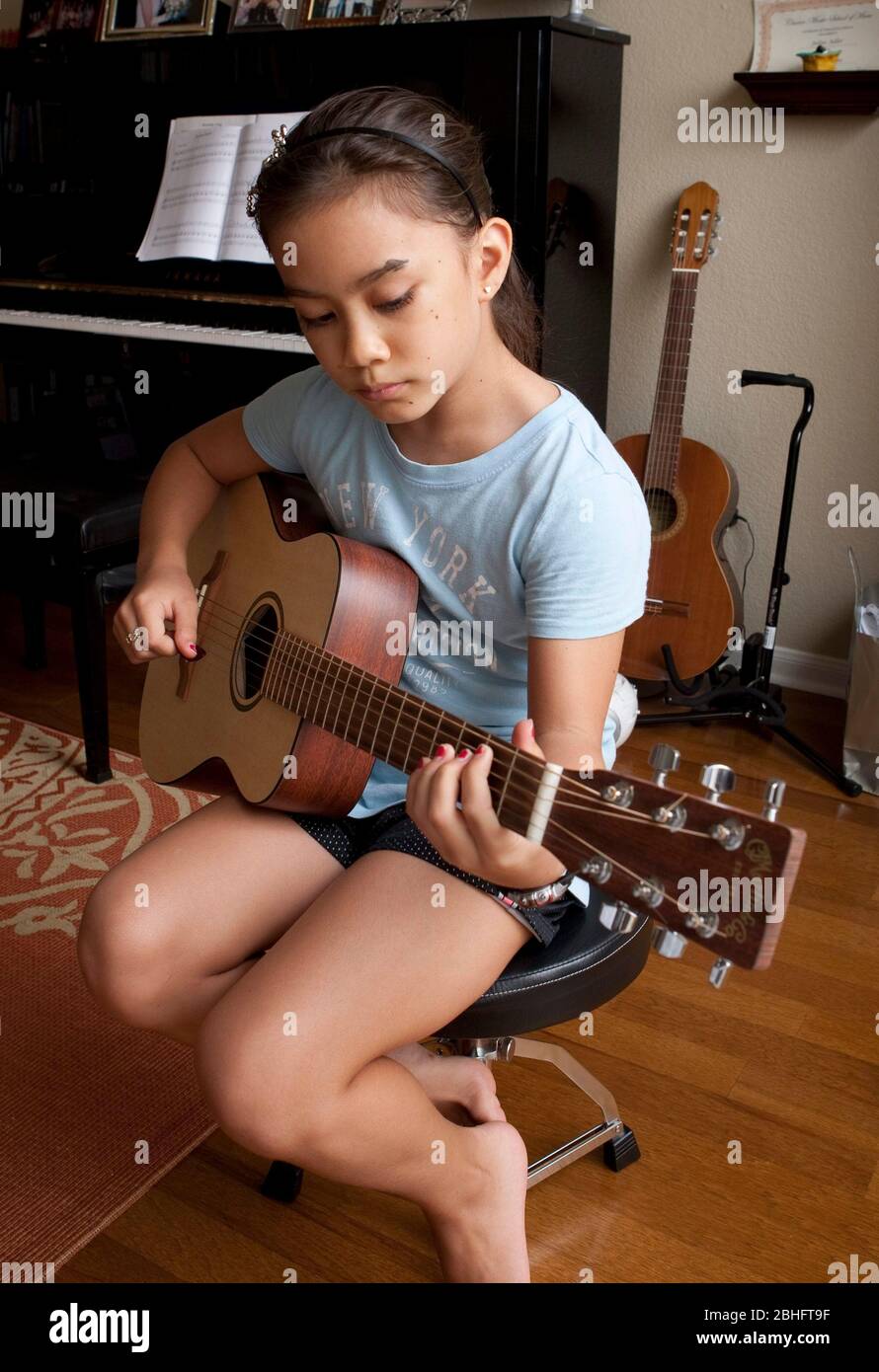 Austin Texas USA, 2012: Ragazza giapponese-americana di 10 anni pratica la chitarra a casa. ©Marjorie Kamys Cotera/Daemmrich Photography Foto Stock