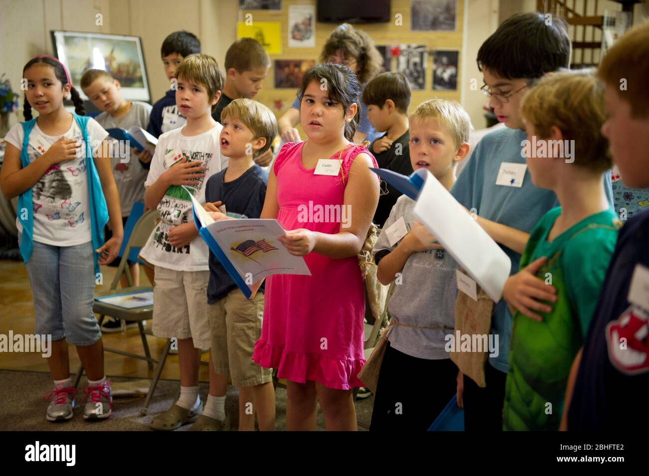 Georgetown Texas USA, agosto 17 2012: Gli studenti cantano la Star Spangled Banner durante una settimana 'Vacation Liberty School' che insegna ai bambini di età compresa tra 7-12 e 7 anni 'i benefici della libertà dal punto di vista della fede, Speranza e carità, le idee che gli organizzatori dicono sono state foste foste dei padri fondatori dell'America quando hanno creato la Dichiarazione di indipendenza, la carta dei diritti e la Costituzione per una società giudaica-cristiana. Pur essendo un programma non politico, esso sostiene gli ideali simili al Tea Party di responsabilità fiscale, mercati liberi e governo limitato. ©Bob Daemmrich Foto Stock