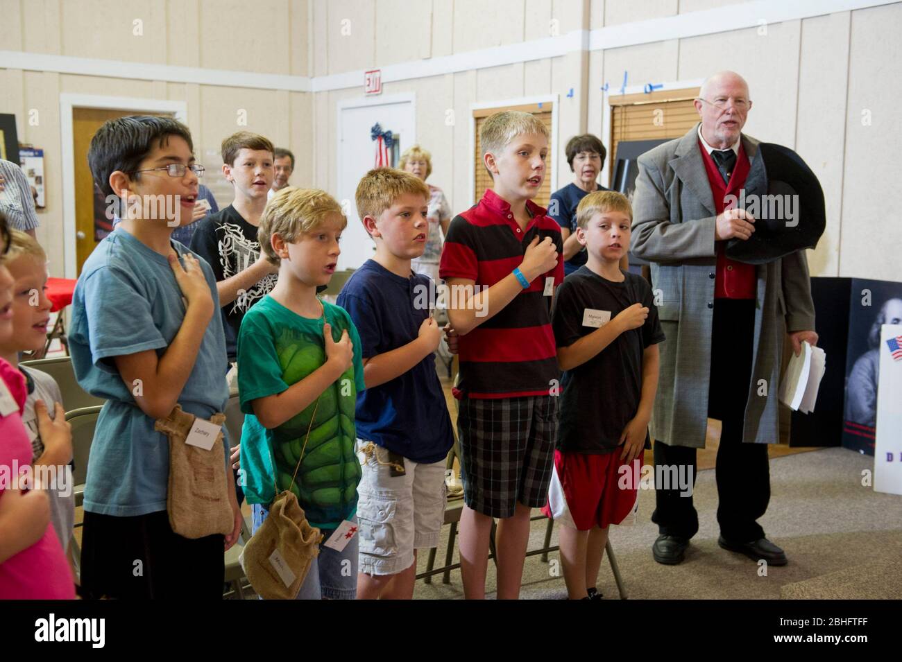 Georgetown Texas USA, agosto 17 2012: Con le mani sopra i cuori, gli studenti recitano il pegno di Allegiance durante una settimana 'Vacation Liberty School' che insegna ai bambini di età compresa tra 7-12 e 7 anni 'i benefici della libertà dal punto di vista della fede, Speranza e carità, le idee che gli organizzatori dicono sono state foste foste dei padri fondatori dell'America quando hanno creato la Dichiarazione di indipendenza, la carta dei diritti e la Costituzione per una società giudaica-cristiana. Pur essendo un programma non politico, esso sostiene gli ideali simili al Tea Party di responsabilità fiscale, mercati liberi e governo limitato. ©Bob Daemmrich Foto Stock