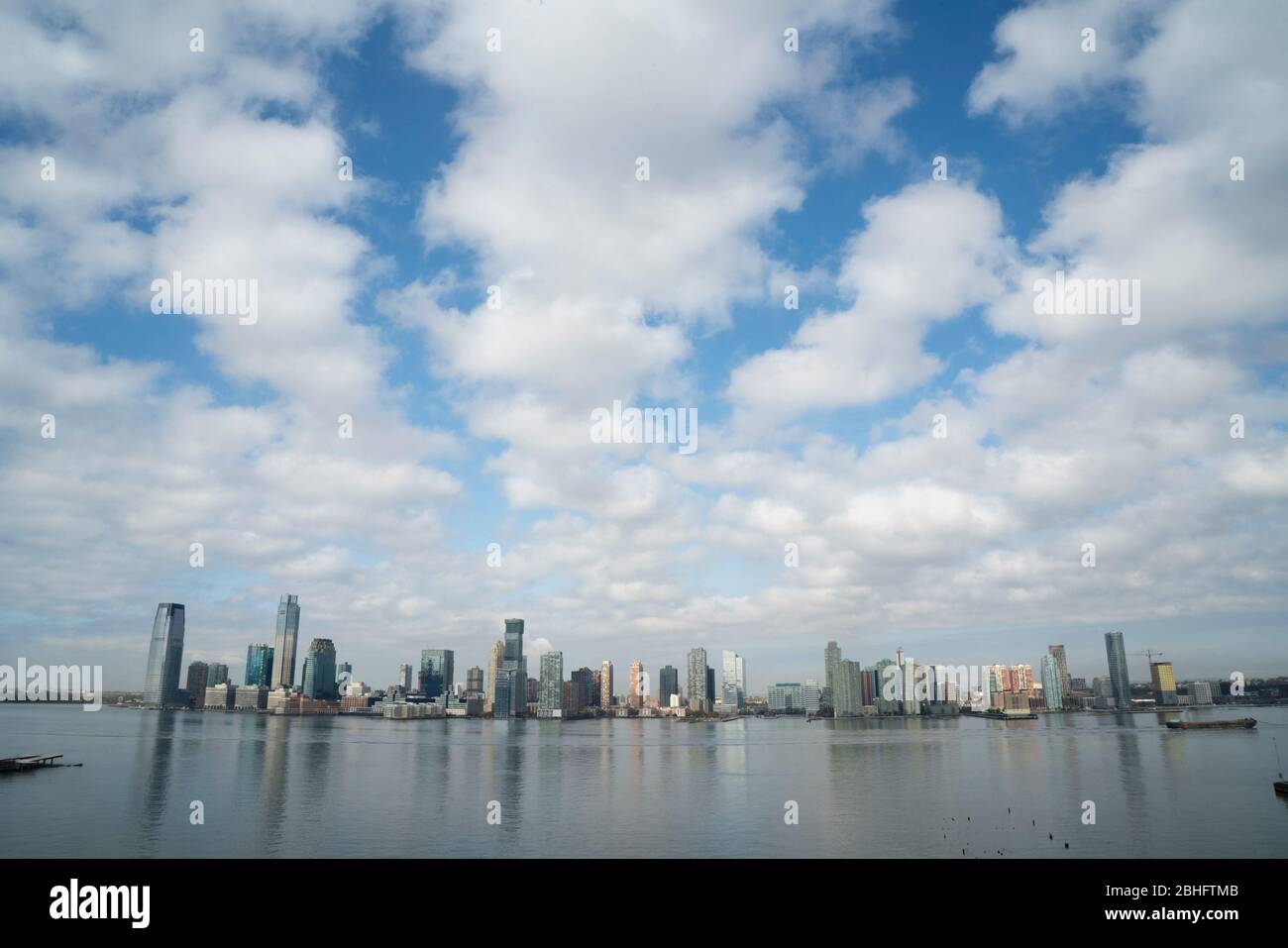 Una mattina a fine aprile, i grattacieli di Jersey City, New Jersey e del fiume Hudson furono sormontati da un panorama spettacolare di nuvole e cielo. Foto Stock