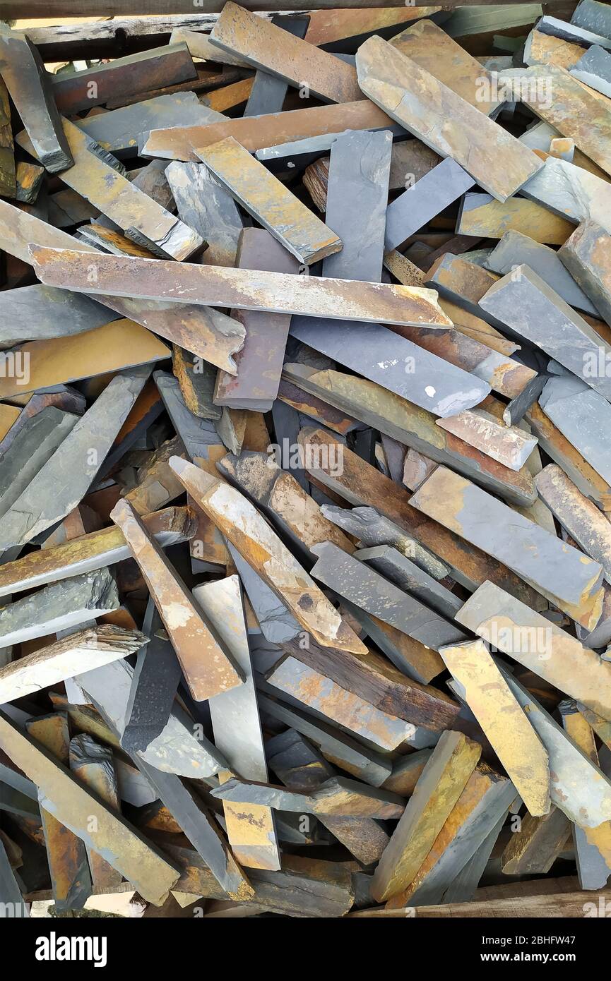 ardesia pietra blocchi. molte forme e colori diversi. impilato su Foto Stock