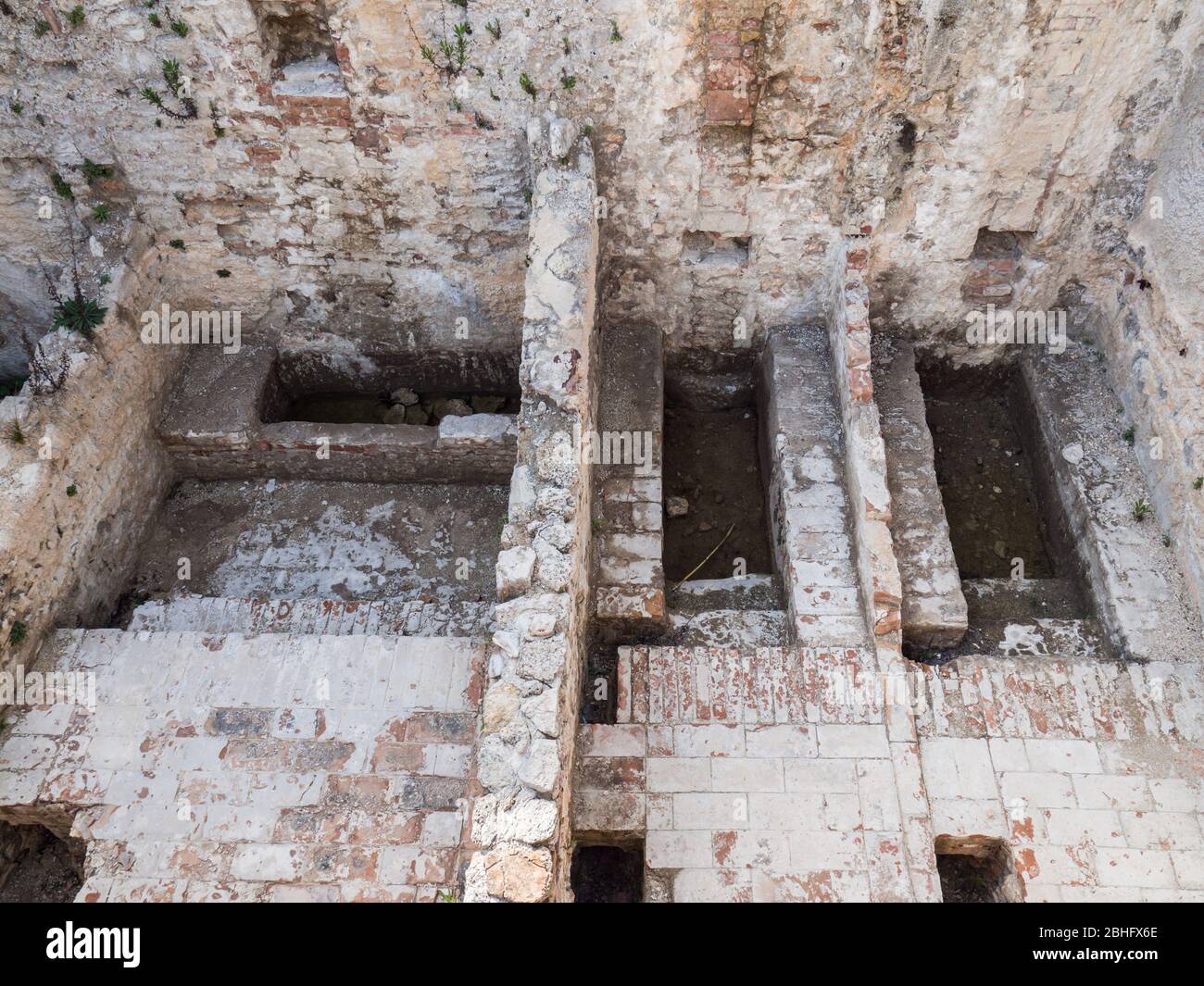 Antiche terme romane rinvenute durante gli scavi archeologici di bagno  Vignoni Foto stock - Alamy