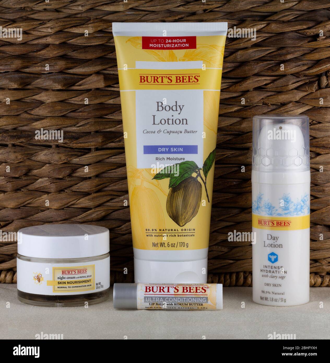 Editoriale illustrativo dei prodotti per la cura della pelle del marchio Burt's Bees realizzati con ingredienti naturali e lavorazioni minime Foto Stock