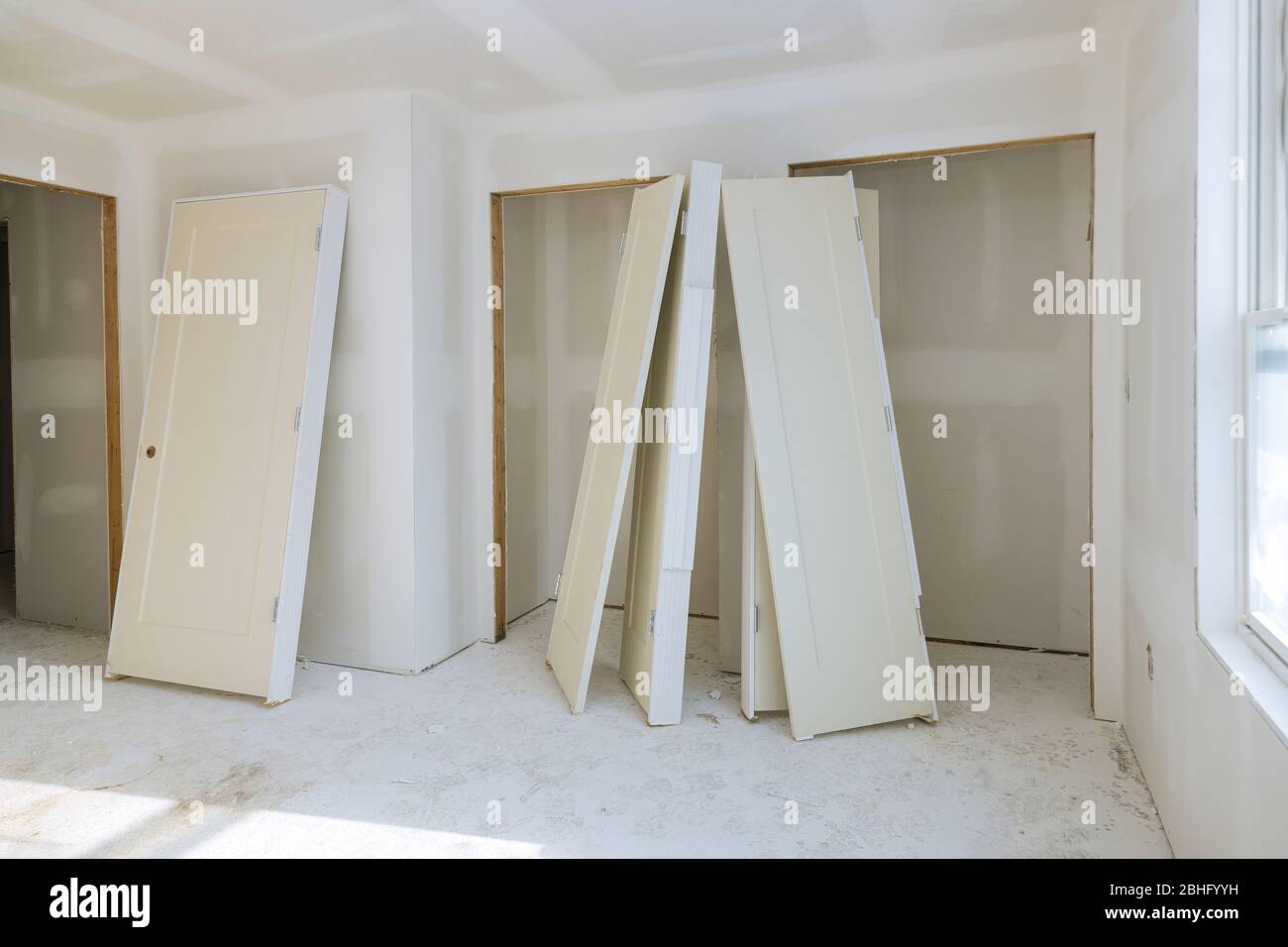 Installazione per la costruzione di alloggiamento in attesa di a a interno porta di legno Foto Stock