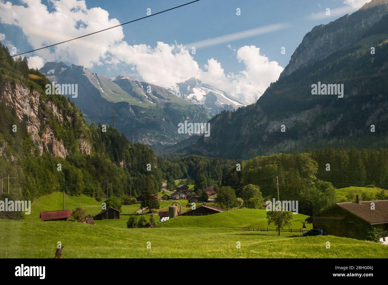 Una valle nell'Oberland bernese, in Svizzera, si intravede da un treno tra Spiez e Kandersteg Foto Stock