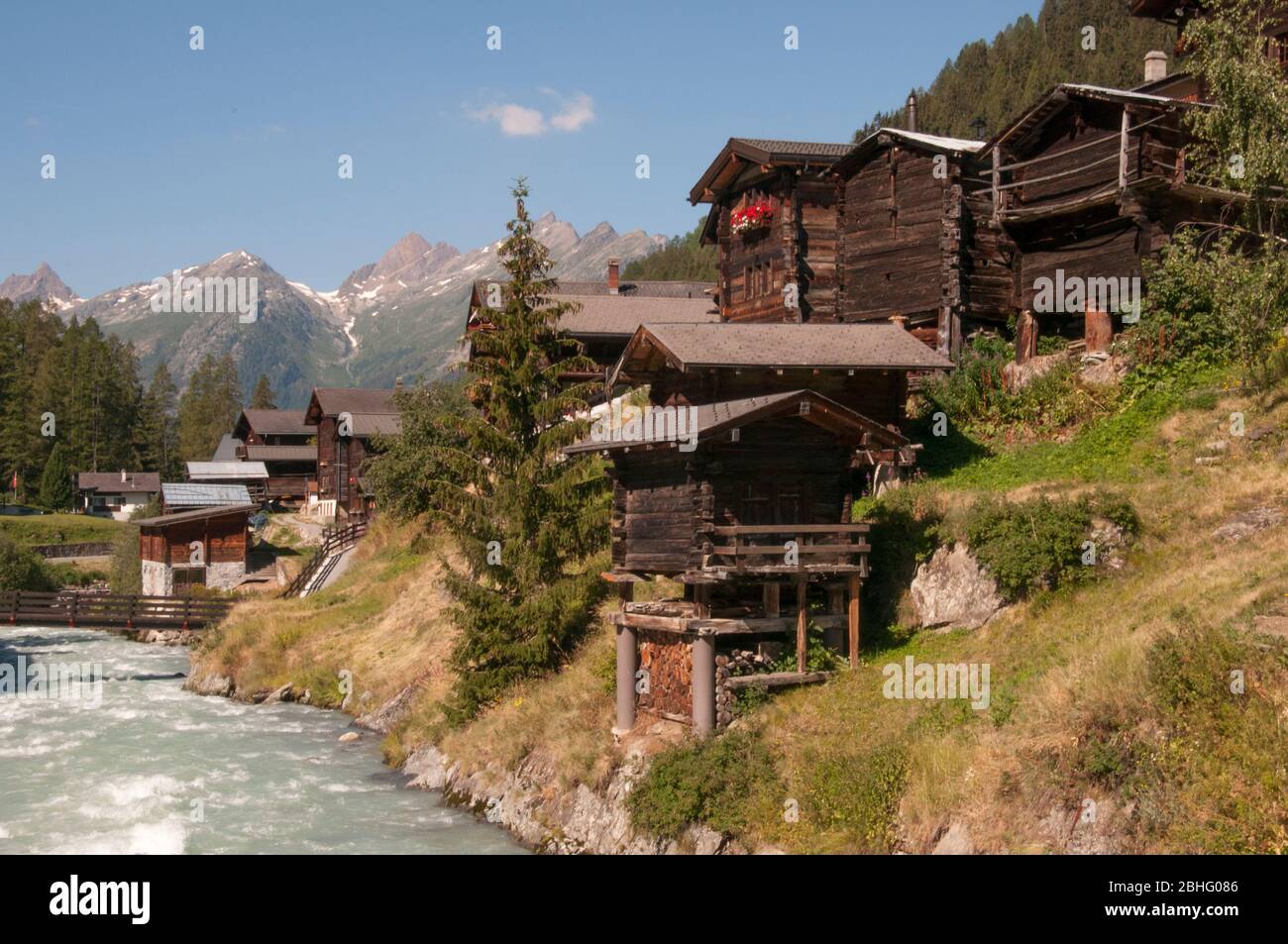 Granai tradizionali di baracca nel villaggio di Blatten, Lötschental, Vallese, Svizzera Foto Stock