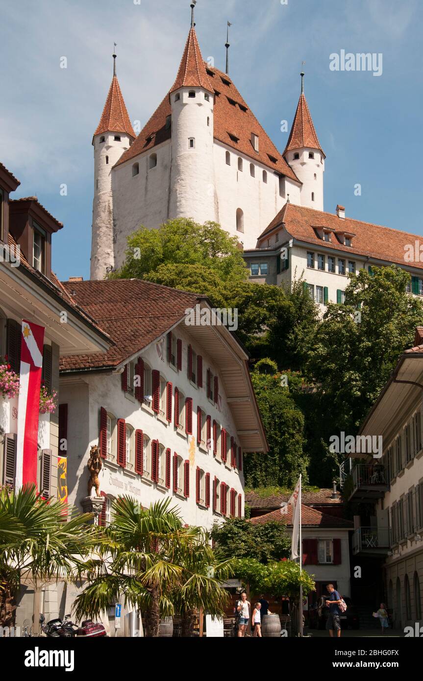 Castello medievale (12-15 ° secolo) che sorge sopra Thun nell'Oberland Bernese, Svizzera Foto Stock